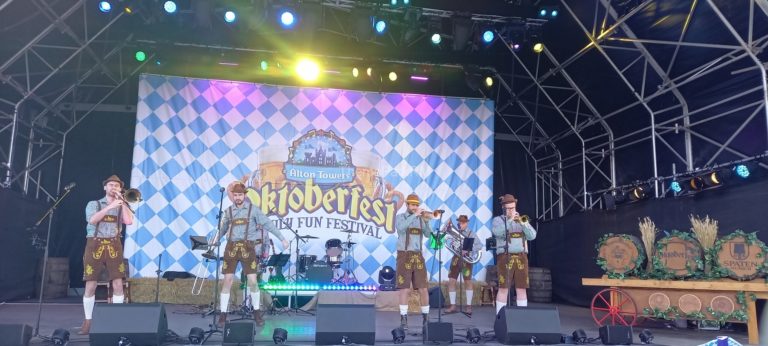 Lebhaft Tanzen Show – Alton Towers Oktoberfest 22